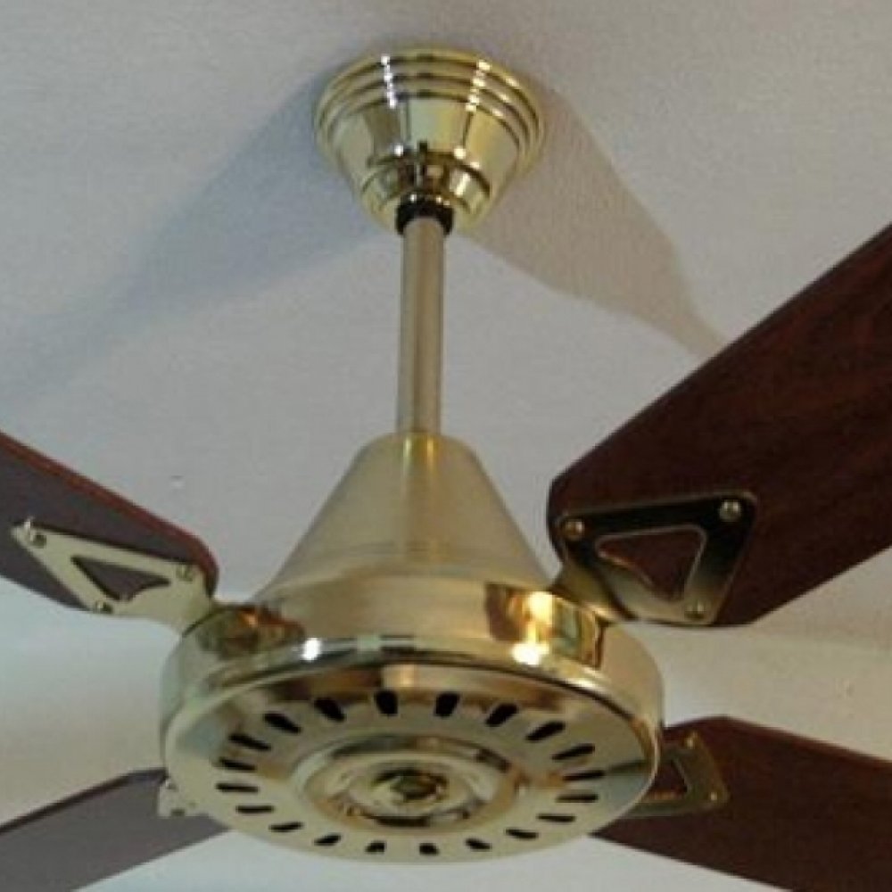 ventilador-de-techo-dorado-con-palas-de-madera