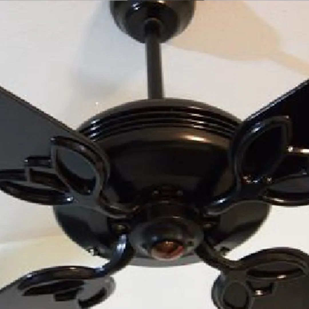 VENTILADOR DE TECHO NEGRO CON PALAS DE MADERA