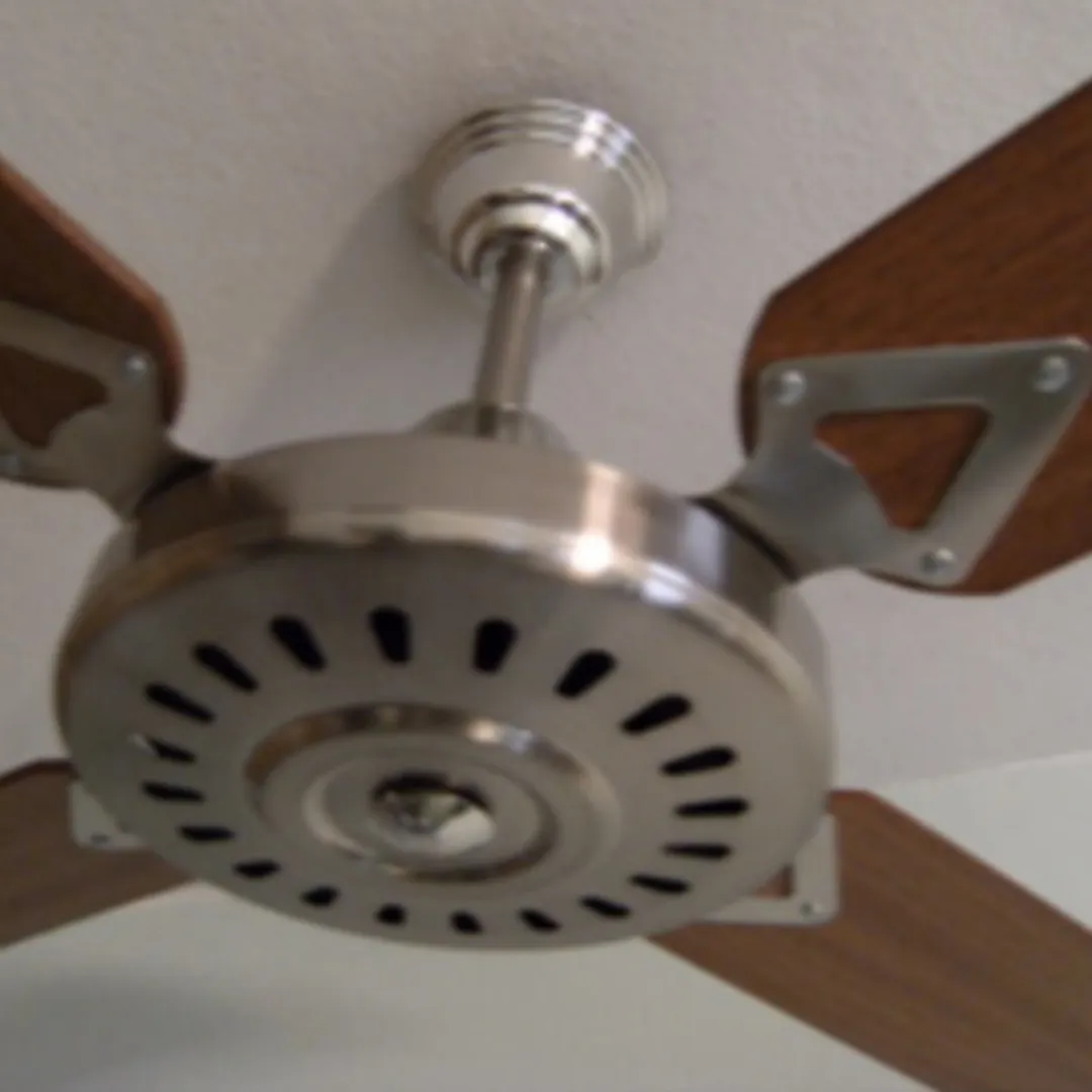 VENTILADOR DE TECHO PLATIL CON PALAS DE MADERA